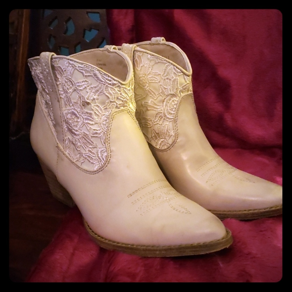 Very Volatile Cream Western Booties Sz 9